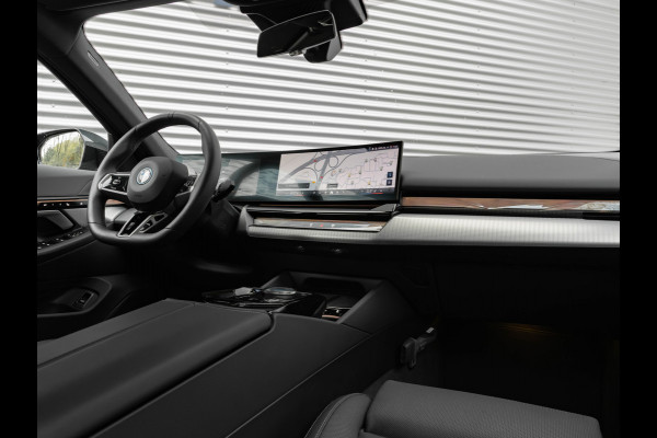 BMW i5 eDrive40 M-Sport - Onderstel Prof - Driving Ass Plus - Comfortstoelen BMW i5 eDrive40 M-Sport - Onderstel Prof - Driving Ass Plus - Comfortstoelen