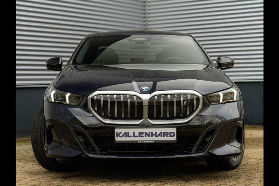 BMW i5 eDrive40 M-Sport - Onderstel Prof - Driving Ass Plus - Comfortstoelen BMW i5 eDrive40 M-Sport - Onderstel Prof - Driving Ass Plus - Comfortstoelen