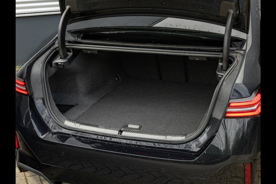 BMW i5 eDrive40 M-Sport - Onderstel Prof - Driving Ass Plus - Comfortstoelen BMW i5 eDrive40 M-Sport - Onderstel Prof - Driving Ass Plus - Comfortstoelen