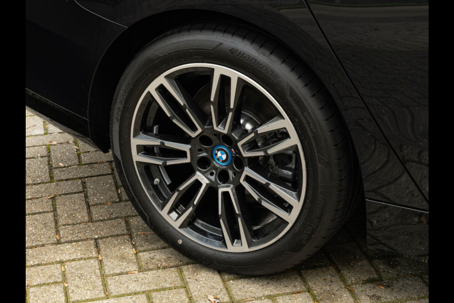 BMW i5 eDrive40 M-Sport - Onderstel Prof - Driving Ass Plus - Comfortstoelen BMW i5 eDrive40 M-Sport - Onderstel Prof - Driving Ass Plus - Comfortstoelen