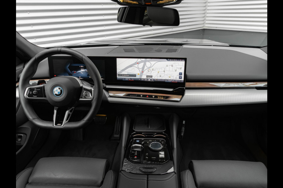 BMW i5 eDrive40 M-Sport - Onderstel Prof - Driving Ass Plus - Comfortstoelen BMW i5 eDrive40 M-Sport - Onderstel Prof - Driving Ass Plus - Comfortstoelen
