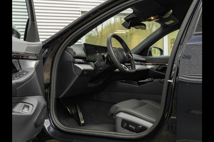 BMW i5 eDrive40 M-Sport - Onderstel Prof - Driving Ass Plus - Comfortstoelen BMW i5 eDrive40 M-Sport - Onderstel Prof - Driving Ass Plus - Comfortstoelen