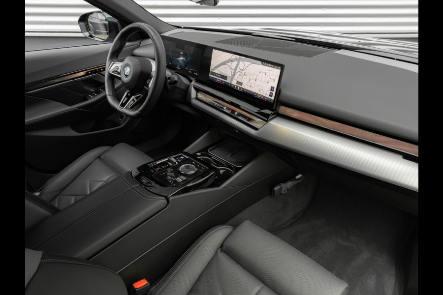 BMW i5 eDrive40 M-Sport - Onderstel Prof - Driving Ass Plus - Comfortstoelen BMW i5 eDrive40 M-Sport - Onderstel Prof - Driving Ass Plus - Comfortstoelen