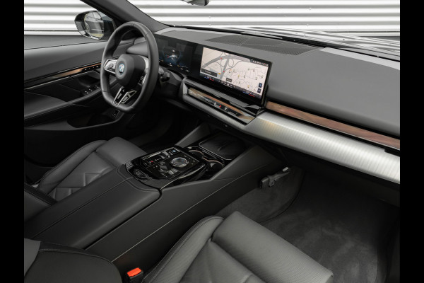 BMW i5 eDrive40 M-Sport - Onderstel Prof - Driving Ass Plus - Comfortstoelen BMW i5 eDrive40 M-Sport - Onderstel Prof - Driving Ass Plus - Comfortstoelen