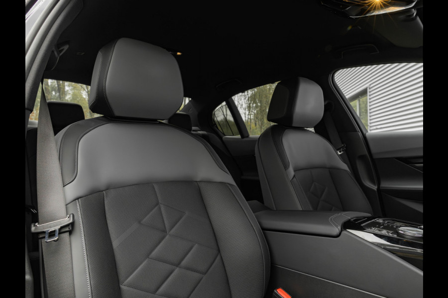BMW i5 eDrive40 M-Sport - Onderstel Prof - Driving Ass Plus - Comfortstoelen BMW i5 eDrive40 M-Sport - Onderstel Prof - Driving Ass Plus - Comfortstoelen