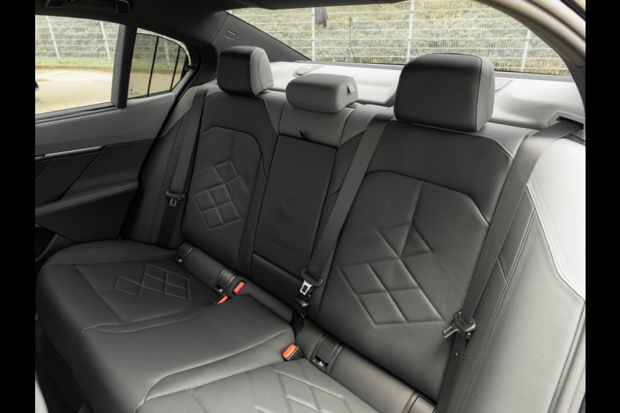 BMW i5 eDrive40 M-Sport - Onderstel Prof - Driving Ass Plus - Comfortstoelen BMW i5 eDrive40 M-Sport - Onderstel Prof - Driving Ass Plus - Comfortstoelen