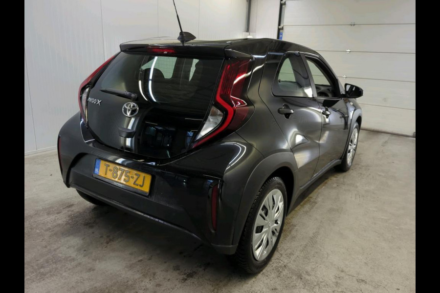 Toyota Aygo X 1.0 VVT-i MT Play Navigatie Apple Carplay/Android Auto Camera Adaptive Cruise Control Airco Toyota Aygo X 1.0 VVT-i MT Play Navigatie Apple Carplay/Android Auto Camera Adaptive Cruise Control Airco