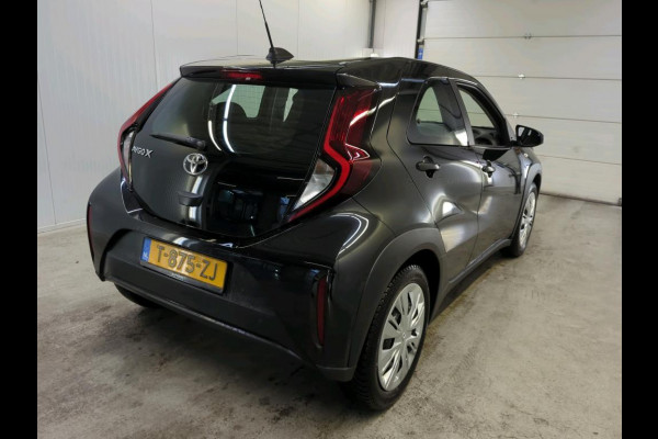 Toyota Aygo X 1.0 VVT-i MT Play Navigatie Apple Carplay/Android Auto Camera Adaptive Cruise Control Airco Toyota Aygo X 1.0 VVT-i MT Play Navigatie Apple Carplay/Android Auto Camera Adaptive Cruise Control Airco