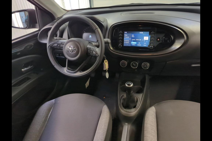 Toyota Aygo X 1.0 VVT-i MT Play Navigatie Apple Carplay/Android Auto Camera Adaptive Cruise Control Airco Toyota Aygo X 1.0 VVT-i MT Play Navigatie Apple Carplay/Android Auto Camera Adaptive Cruise Control Airco