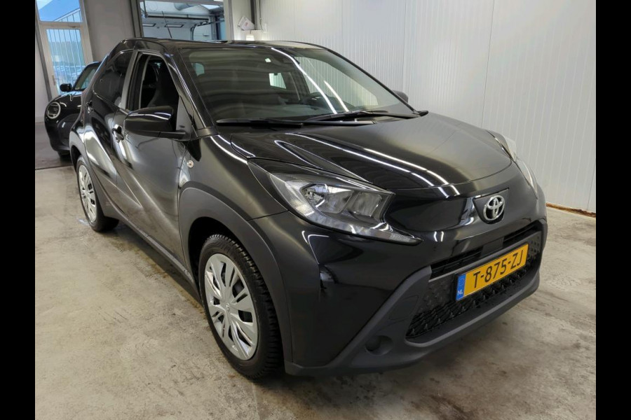 Toyota Aygo X 1.0 VVT-i MT Play Navigatie Apple Carplay/Android Auto Camera Adaptive Cruise Control Airco Toyota Aygo X 1.0 VVT-i MT Play Navigatie Apple Carplay/Android Auto Camera Adaptive Cruise Control Airco