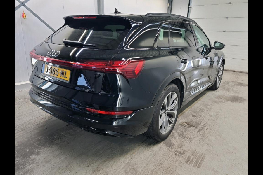 Audi e-tron 50 quattro Business edition 71 kWh Navigatie Apple Carplay/Android Auto Camera Parkeersensoren Adaptive Cruise Control Full LED  Lichtmetalen velgen Climate Control Audi e-tron 50 quattro Business edition 71 kWh Navigatie Apple Carplay/Android Auto Camera Parkeersensoren Adaptive Cruise Control Full LED  Lichtmetalen velgen Climate Control