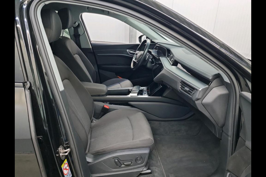 Audi e-tron 50 quattro Business edition 71 kWh Navigatie Apple Carplay/Android Auto Camera Parkeersensoren Adaptive Cruise Control Full LED  Lichtmetalen velgen Climate Control Audi e-tron 50 quattro Business edition 71 kWh Navigatie Apple Carplay/Android Auto Camera Parkeersensoren Adaptive Cruise Control Full LED  Lichtmetalen velgen Climate Control