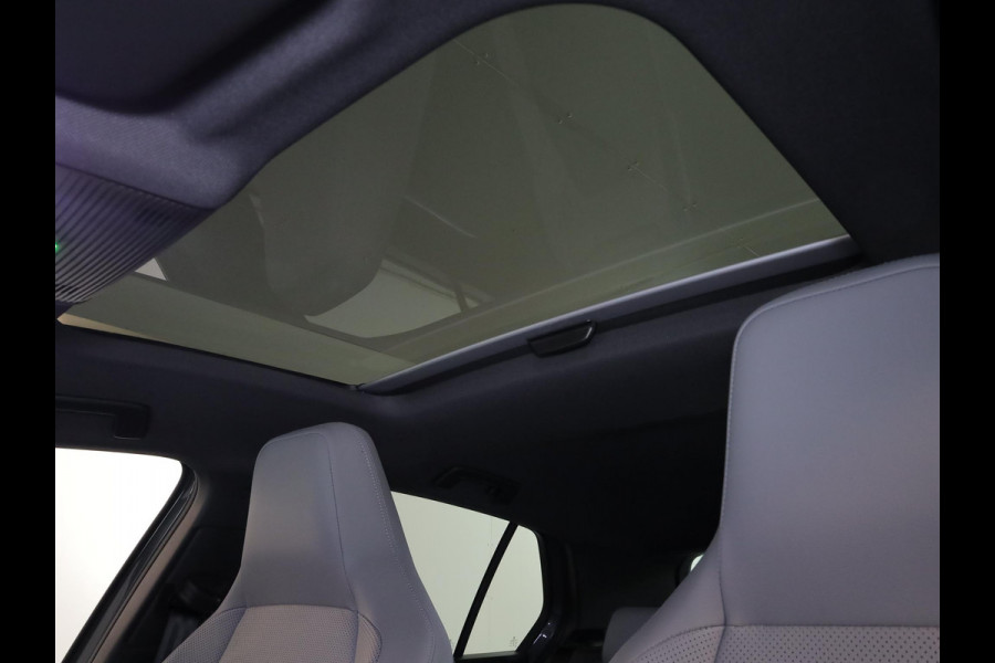 Volkswagen Golf 1.5 eHybrid GTE 272 pk Automaat (DSG) | Sportpakket | Panoramadak | Lederen bekleding | Elektr. trekhaak | Parkeersensoren | Blackstyle | Stoelverwarming |