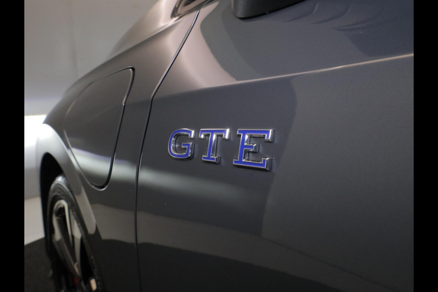 Volkswagen Golf 1.5 eHybrid GTE 272 pk Automaat (DSG) | Sportpakket | Panoramadak | Lederen bekleding | Elektr. trekhaak | Parkeersensoren | Blackstyle | Stoelverwarming |