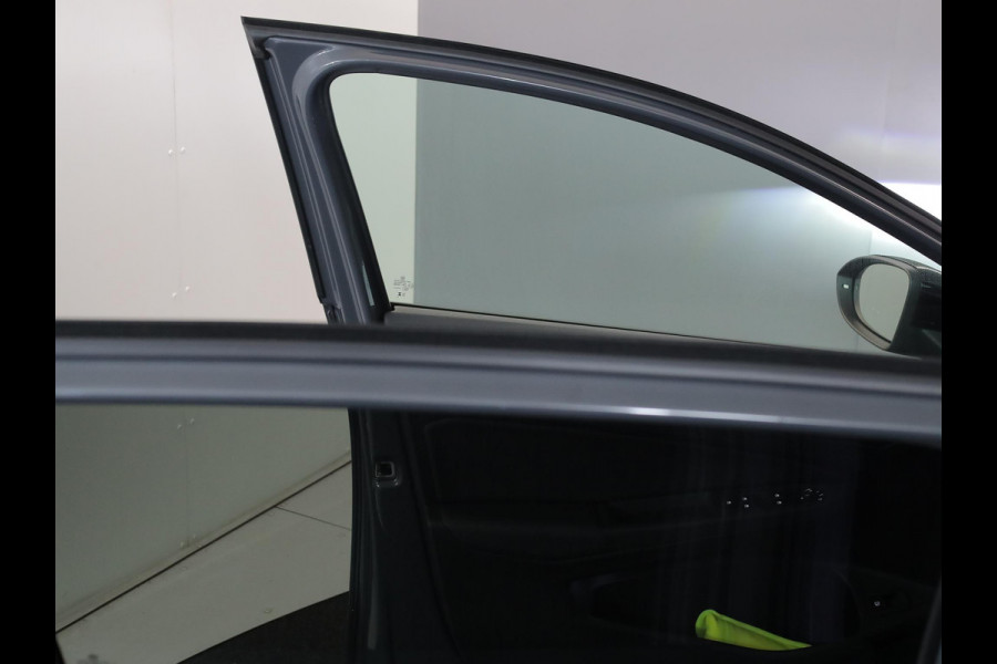 Volkswagen Golf 1.5 eHybrid GTE 272 pk Automaat (DSG) | Sportpakket | Panoramadak | Lederen bekleding | Elektr. trekhaak | Parkeersensoren | Blackstyle | Stoelverwarming |