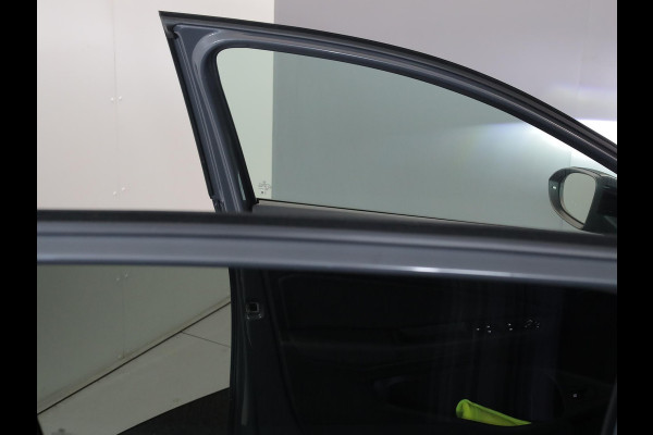 Volkswagen Golf 1.5 eHybrid GTE 272 pk Automaat (DSG) | Sportpakket | Panoramadak | Lederen bekleding | Elektr. trekhaak | Parkeersensoren | Blackstyle | Stoelverwarming |