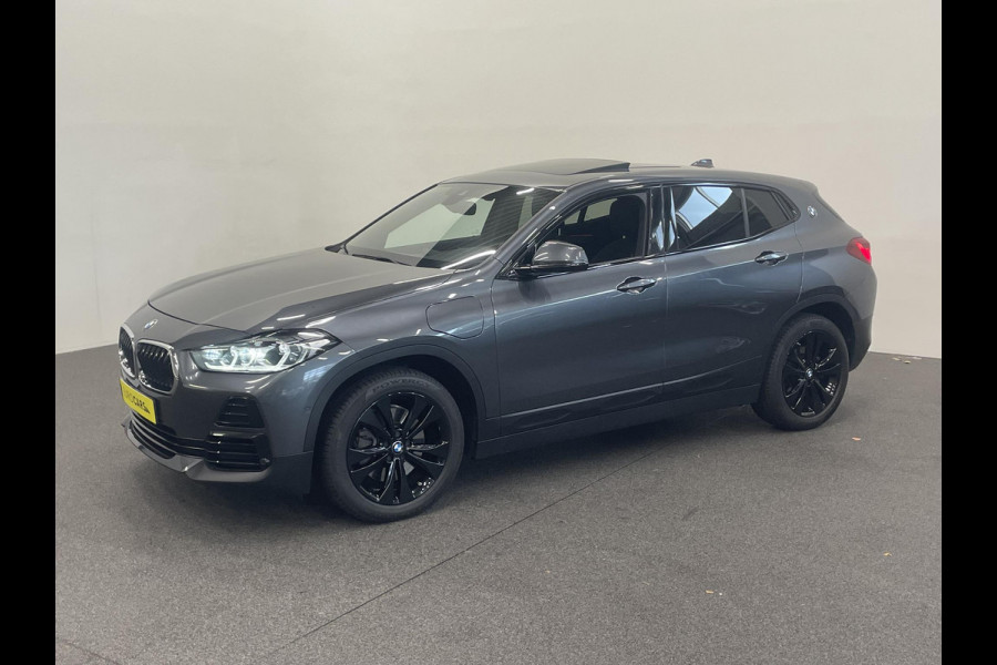 BMW X2 xDrive25e High Executive Sportline Panoramadak Groot Navi carplay/android Sportstoelen stoelverwarming parkeersensoren Voor+Achter Donkere hemel