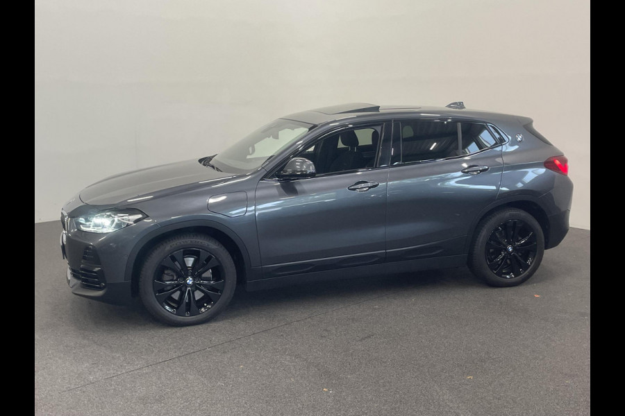 BMW X2 xDrive25e High Executive Sportline Panoramadak Groot Navi carplay/android Sportstoelen stoelverwarming parkeersensoren Voor+Achter Donkere hemel