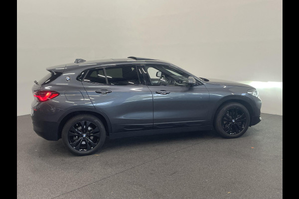 BMW X2 xDrive25e High Executive Sportline Panoramadak Groot Navi carplay/android Sportstoelen stoelverwarming parkeersensoren Voor+Achter Donkere hemel