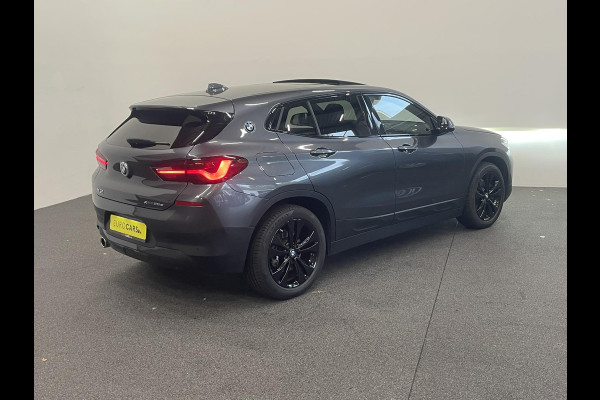 BMW X2 xDrive25e High Executive Sportline Panoramadak Groot Navi carplay/android Sportstoelen stoelverwarming parkeersensoren Voor+Achter Donkere hemel