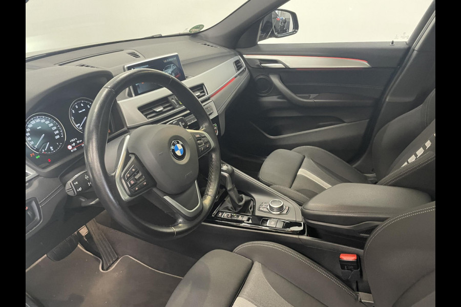 BMW X2 xDrive25e High Executive Sportline Panoramadak Groot Navi carplay/android Sportstoelen stoelverwarming parkeersensoren Voor+Achter Donkere hemel
