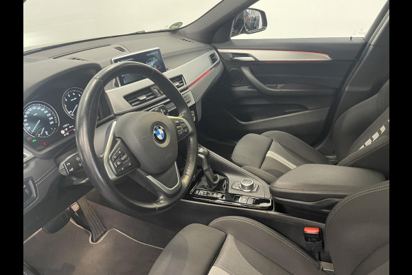 BMW X2 xDrive25e High Executive Sportline Panoramadak Groot Navi carplay/android Sportstoelen stoelverwarming parkeersensoren Voor+Achter Donkere hemel