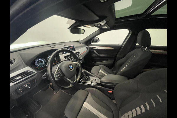 BMW X2 xDrive25e High Executive Sportline Panoramadak Groot Navi carplay/android Sportstoelen stoelverwarming parkeersensoren Voor+Achter Donkere hemel
