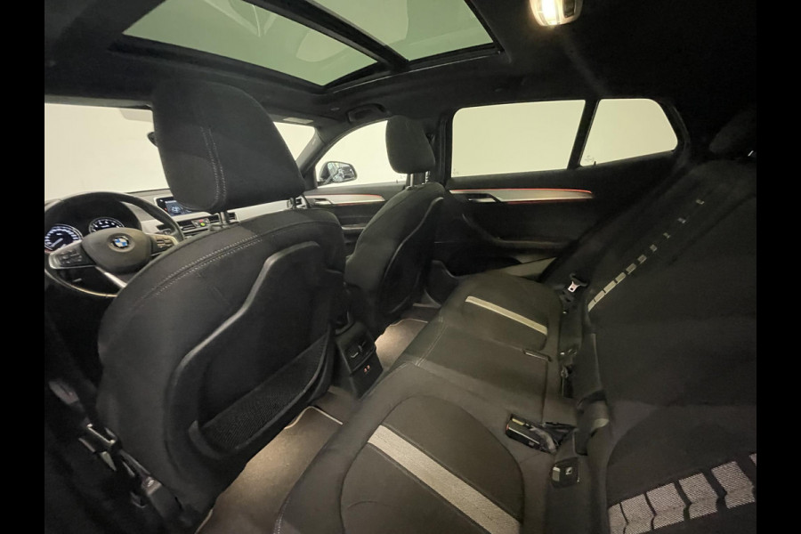 BMW X2 xDrive25e High Executive Sportline Panoramadak Groot Navi carplay/android Sportstoelen stoelverwarming parkeersensoren Voor+Achter Donkere hemel