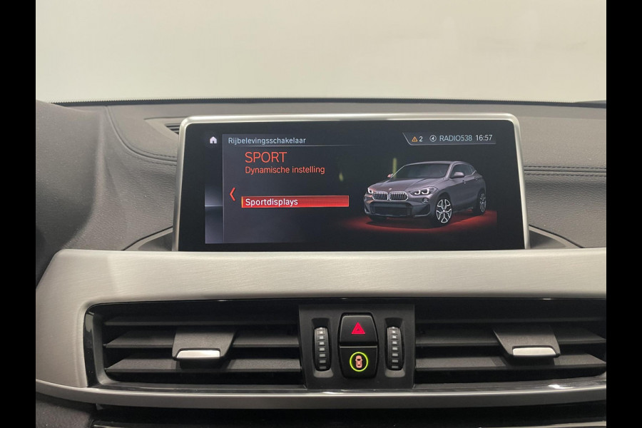 BMW X2 xDrive25e High Executive Sportline Panoramadak Groot Navi carplay/android Sportstoelen stoelverwarming parkeersensoren Voor+Achter Donkere hemel