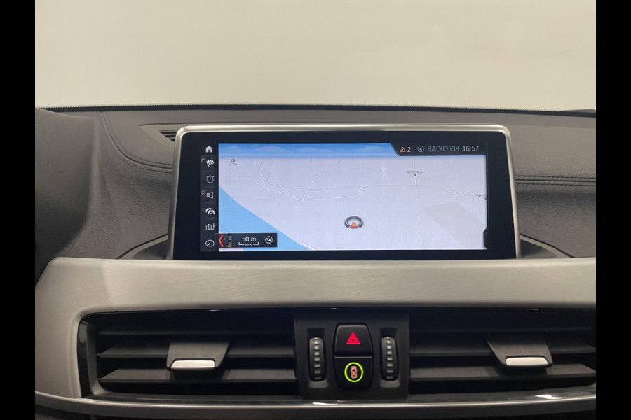 BMW X2 xDrive25e High Executive Sportline Panoramadak Groot Navi carplay/android Sportstoelen stoelverwarming parkeersensoren Voor+Achter Donkere hemel
