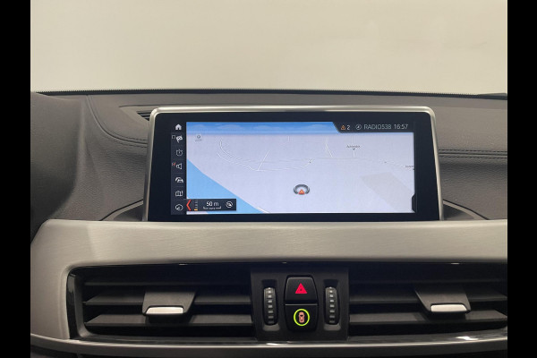 BMW X2 xDrive25e High Executive Sportline Panoramadak Groot Navi carplay/android Sportstoelen stoelverwarming parkeersensoren Voor+Achter Donkere hemel