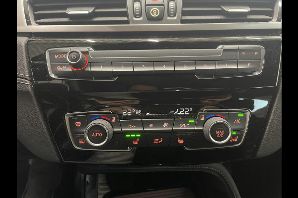 BMW X2 xDrive25e High Executive Sportline Panoramadak Groot Navi carplay/android Sportstoelen stoelverwarming parkeersensoren Voor+Achter Donkere hemel