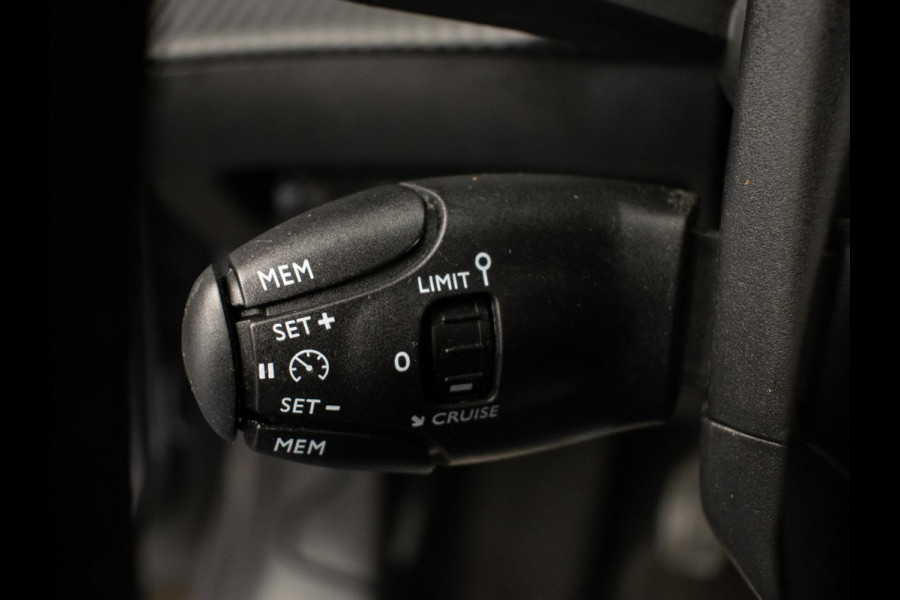 Peugeot 208 1.2 PureTech Blue Lease Active Sport (APPLE CARPLAY,NAVI,CRUISE,CLIMATE,PDC,LED,SPORTSTOELEN,NETTE STAAT)