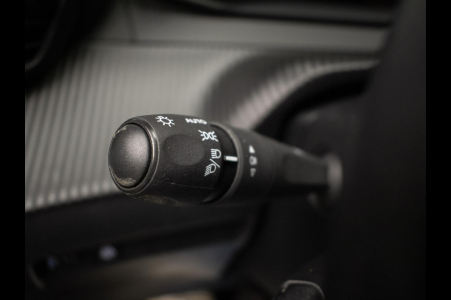 Peugeot 208 1.2 PureTech Blue Lease Active Sport (APPLE CARPLAY,NAVI,CRUISE,CLIMATE,PDC,LED,SPORTSTOELEN,NETTE STAAT)