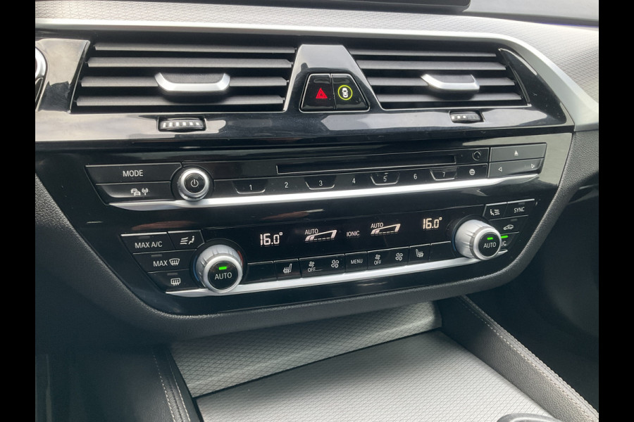 BMW 5 Serie 530D M-sport 6-Cilinder Pano Trekhaak HUD 360cam Standkachel Sfeerverl NL-Auto VOL!