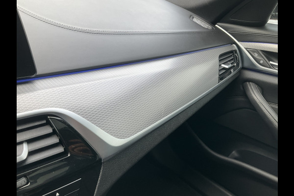 BMW 5 Serie 530D M-sport 6-Cilinder Pano Trekhaak HUD 360cam Standkachel Sfeerverl NL-Auto VOL!