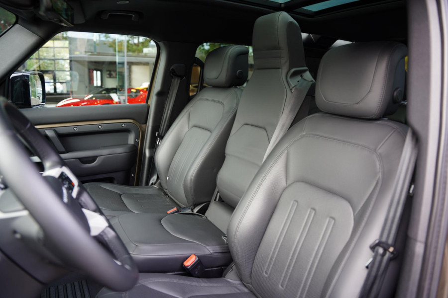 Land Rover Defender 110 P 400 E HSE 6 Persoons Panoramaroof Side Steps