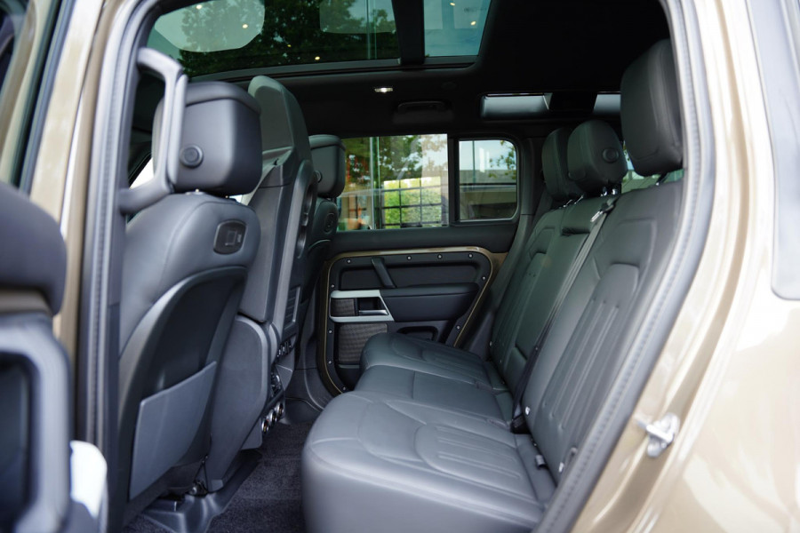Land Rover Defender 110 P 400 E HSE 6 Persoons Panoramaroof Side Steps
