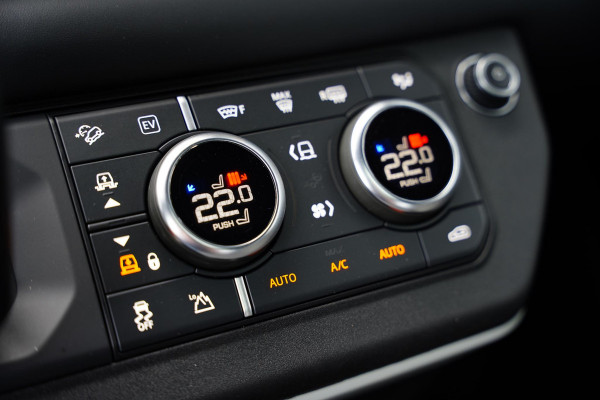 Land Rover Defender 110 P 400 E HSE 6 Persoons Panoramaroof Side Steps