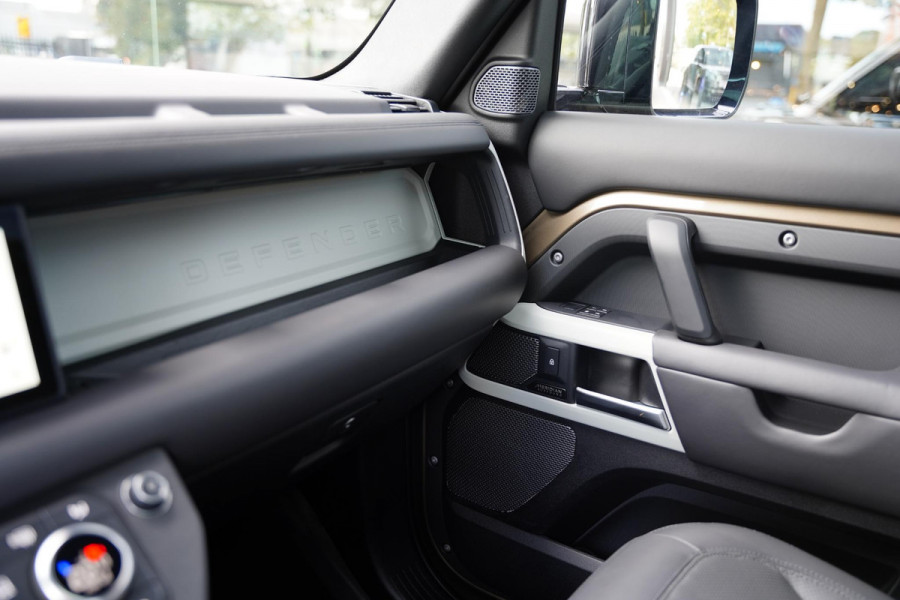 Land Rover Defender 110 P 400 E HSE 6 Persoons Panoramaroof Side Steps