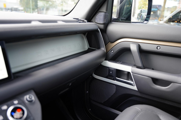 Land Rover Defender 110 P 400 E HSE 6 Persoons Panoramaroof Side Steps