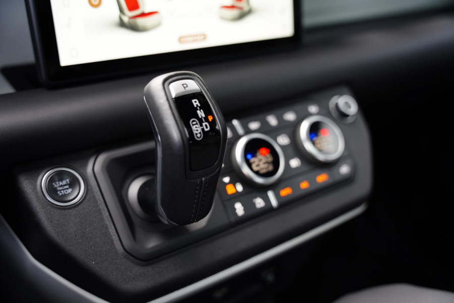 Land Rover Defender 110 P 400 E HSE 6 Persoons Panoramaroof Side Steps