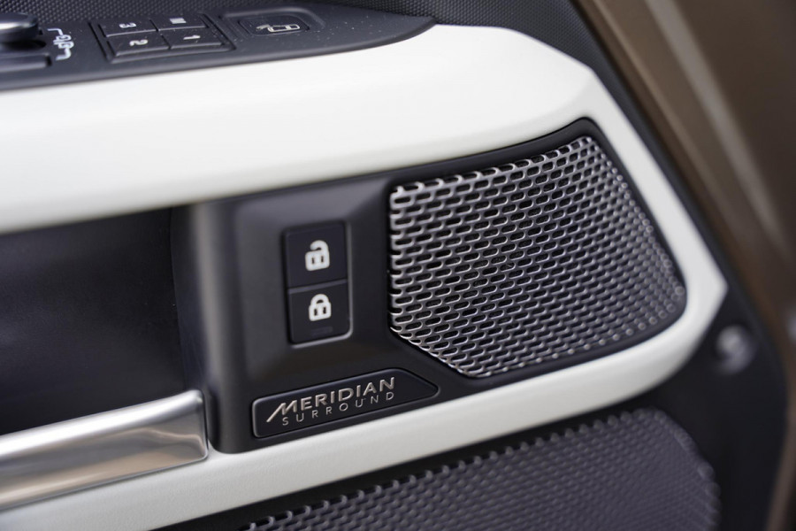 Land Rover Defender 110 P 400 E HSE 6 Persoons Panoramaroof Side Steps