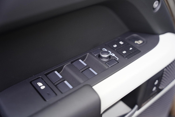 Land Rover Defender 110 P 400 E HSE 6 Persoons Panoramaroof Side Steps