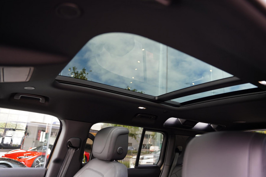 Land Rover Defender 110 P 400 E HSE 6 Persoons Panoramaroof Side Steps