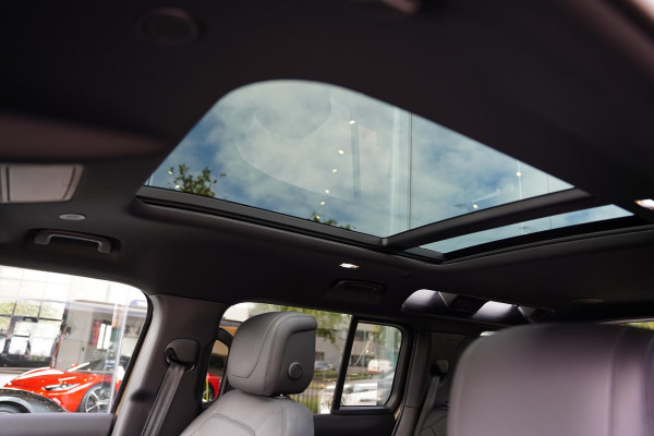 Land Rover Defender 110 P 400 E HSE 6 Persoons Panoramaroof Side Steps