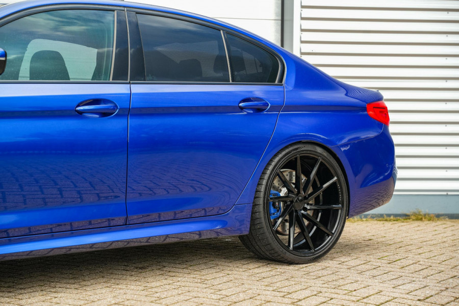 BMW 5 Serie M5 F90 Schuifdak Marina Blue 22'' Vossen Downpipe BMW 5 Serie M5 F90 Schuifdak Marina Blue 22'' Vossen Downpipe