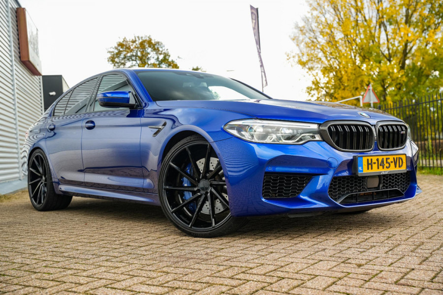 BMW 5 Serie M5 F90 Schuifdak Marina Blue 22'' Vossen Downpipe BMW 5 Serie M5 F90 Schuifdak Marina Blue 22'' Vossen Downpipe