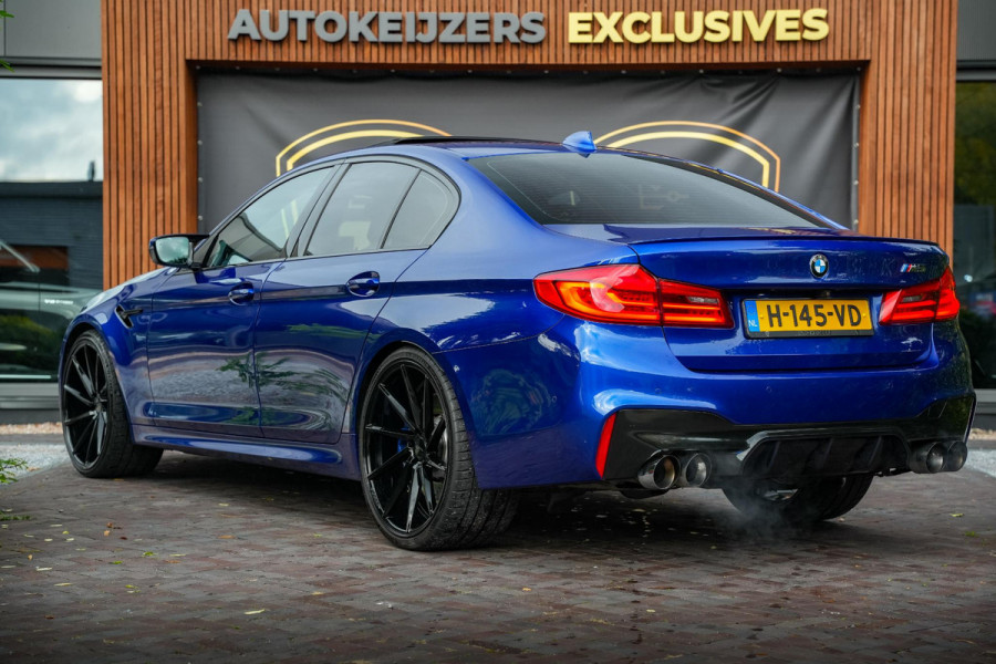 BMW 5 Serie M5 F90 Schuifdak Marina Blue 22'' Vossen Downpipe BMW 5 Serie M5 F90 Schuifdak Marina Blue 22'' Vossen Downpipe