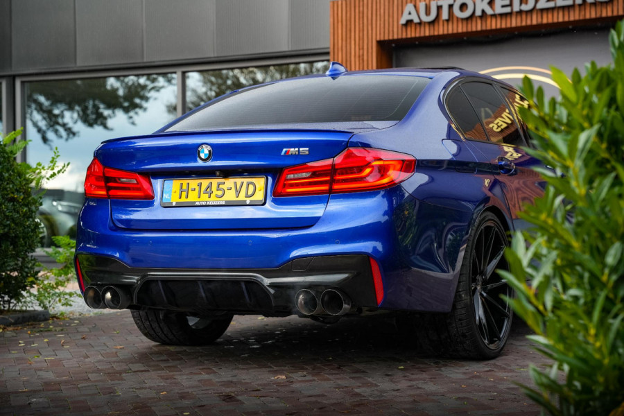 BMW 5 Serie M5 F90 Schuifdak Marina Blue 22'' Vossen Downpipe BMW 5 Serie M5 F90 Schuifdak Marina Blue 22'' Vossen Downpipe